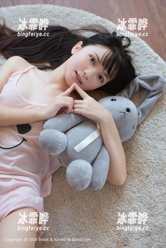 BoLoli菠萝社-Monkey_小潘鼠 BoLoli菠萝社 - Monkey_小潘鼠在野外的裸足写真精选,好像在和大地聊天