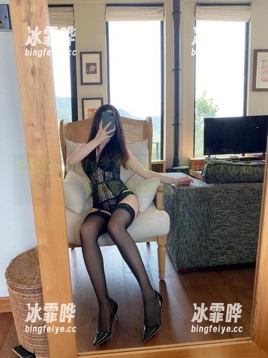 July芝岚 微密圈 - July芝岚的私拍,大红裙子比我早餐吃得还丰盛!