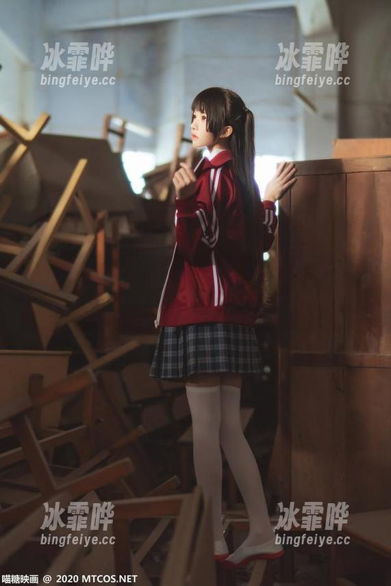 喵糖映画的图集又来了，画室少女制服，简单的搭配，复杂的情感…我想喝茶。