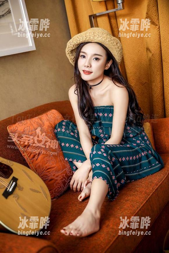 TouTiao头条女神-果儿Victoria TouTiao头条女神 - 果儿Victoria的连衣裙分享:当裙子遇上风,谁更傲娇?