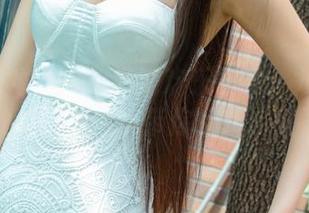 UGirls尤果网 – 泳池欢乐时光：尤娜娜的私拍图包，带你玩转水里