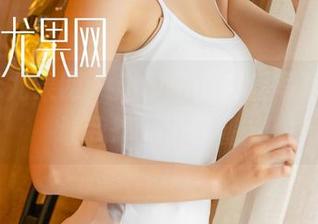 UGirls尤果网 – 赵伊彤的肉丝写真，居然让我想到了晚餐…