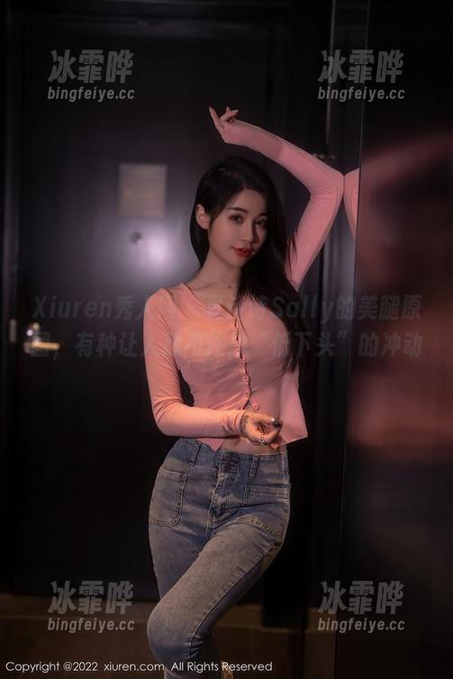 Xiuren秀人网-夏诗诗Sally Xiuren秀人网 - 夏诗诗Sally的美腿原图,有种让人忍不住想“低下头”的冲动。