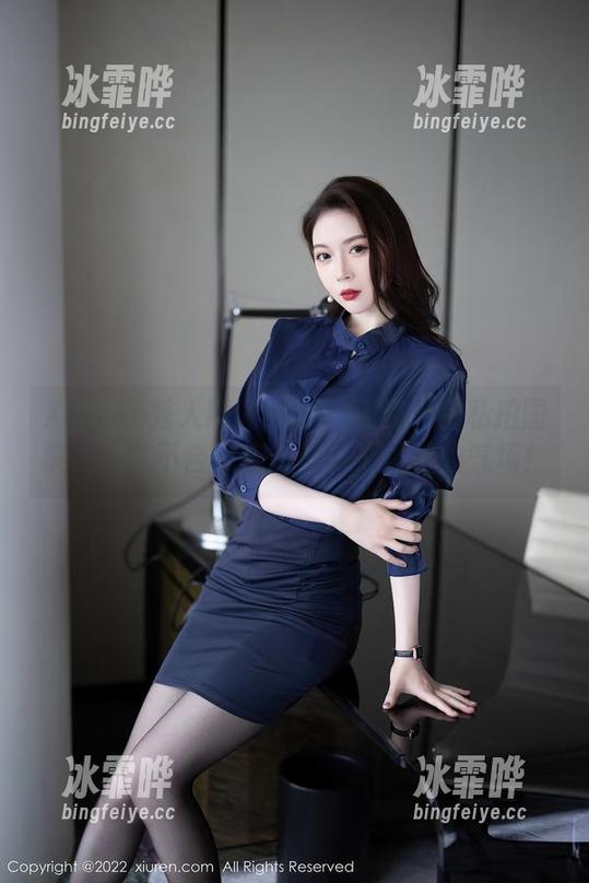 Xiuren秀人网 - 外科TEL的天台私拍图集，一言不合，连风都有了模特的气场！