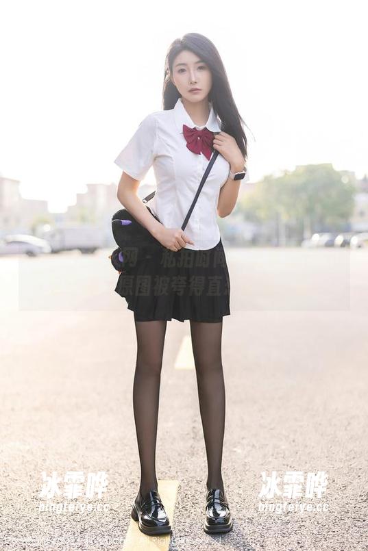 Xiuren秀人网-王馨瑶Yanni Xiuren秀人网 - 私拍时间:王馨瑶Yanni穿红裙,原图被夸得直想请我吃饭!