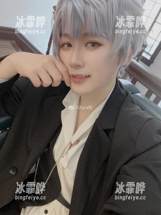 看Zyra秋的红裙原图，就想问，怎么能把照片往这么炫的方向拍？
