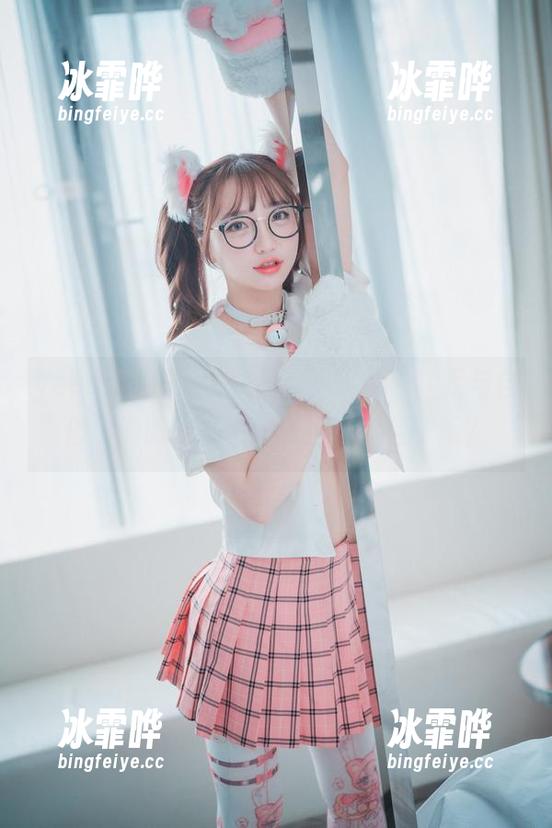 yeeun孙乐乐的美图，呈现了“裸足与自信”的微妙关系，谁还在意鞋子呢？
