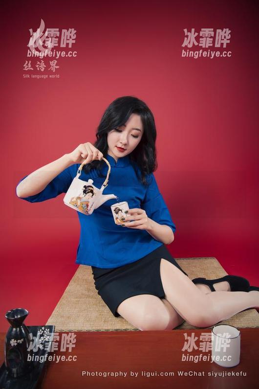 丽柜-小唐 丽柜 - 解锁小唐的丝袜图册:裹得严实却又若隐若现
