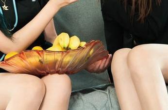 丽柜 – 所谓“教室气息”，不过是然然的写真原图在发光
