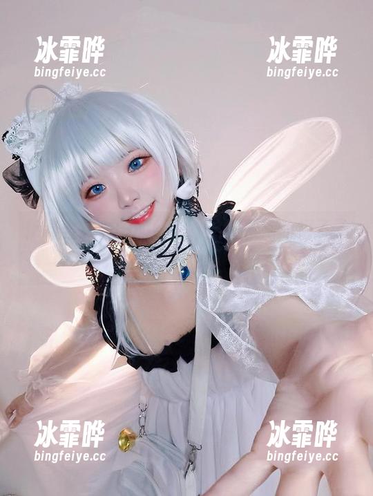 伊喵君_Nya的红裙，别关注她的裙子了，原图里都跑到哪里去了？