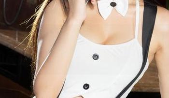 克拉女神 – 谁说网袜只是配件？跟随佳莹的高清写真集来一场穿搭风暴！