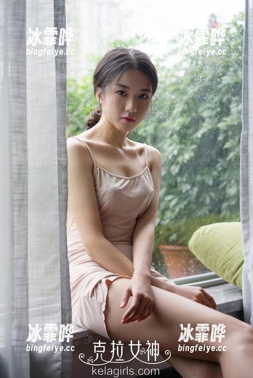克拉女神-凌雪 克拉女神 - 凌雪的办公室最新写真集:一场关于鼠标和文案的狂欢!