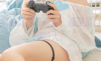 再看卜呦的清纯写真集，顺便过目一下周围的人。