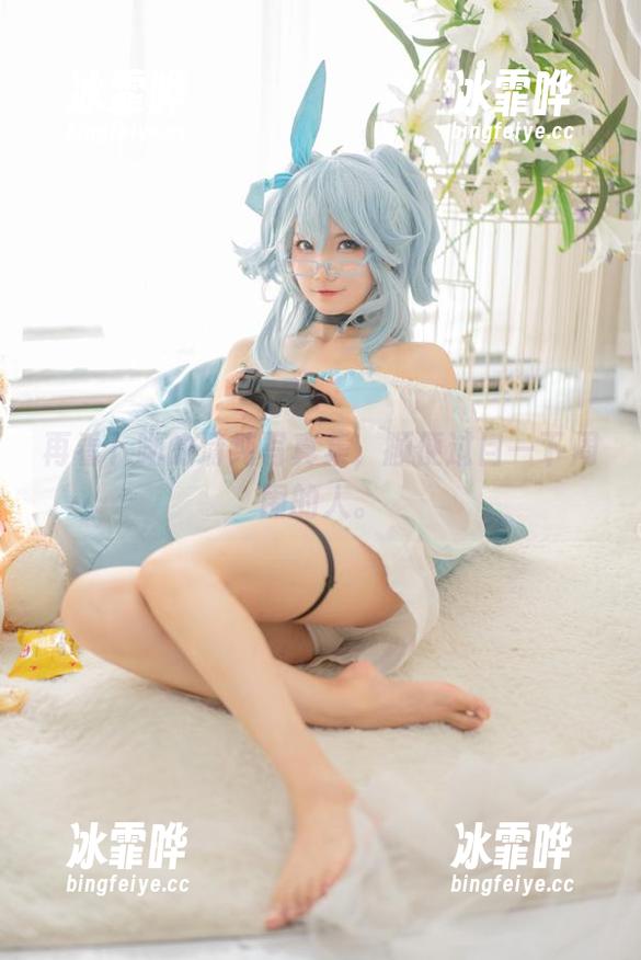 再看卜呦的清纯写真集，顺便过目一下周围的人。