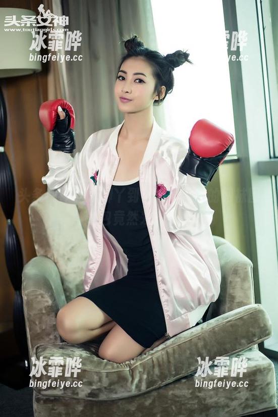 头条女神-尹菲 头条女神 - 从脚丫到视线,尹菲的网袜图包竟然发光了