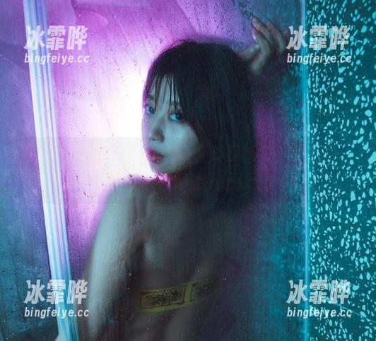 写真集里的奈汐酱Nice，长腿不止在于长度，气质也好得让人咂舌。