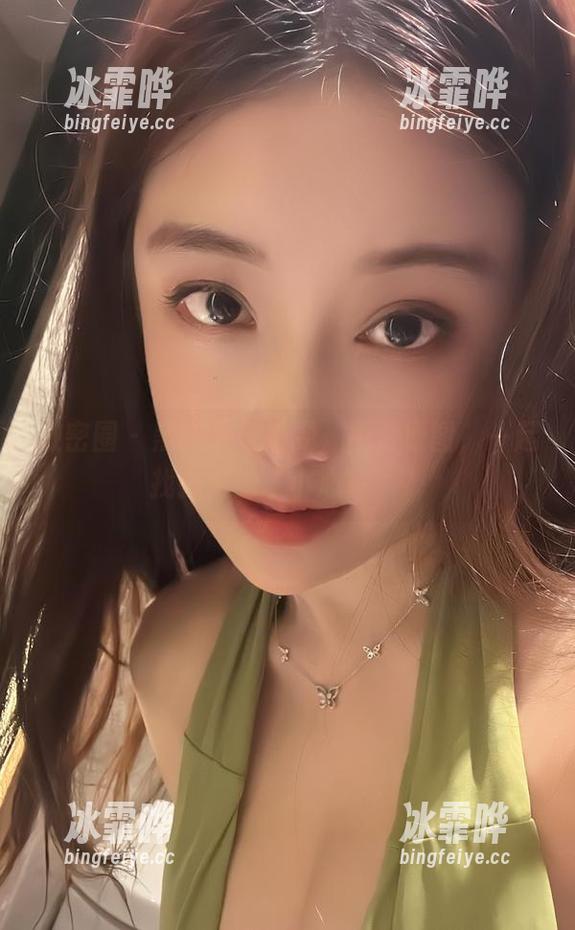 奶雯 微密圈 - 黑皮裙与奶雯,免费原图,一起找找她的“小心机”?
