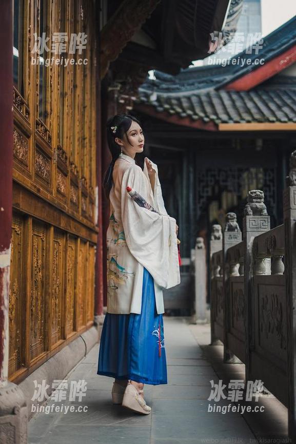 如月灰的新作品，电锯人REZE，怎么能这么吸引眼球呢？