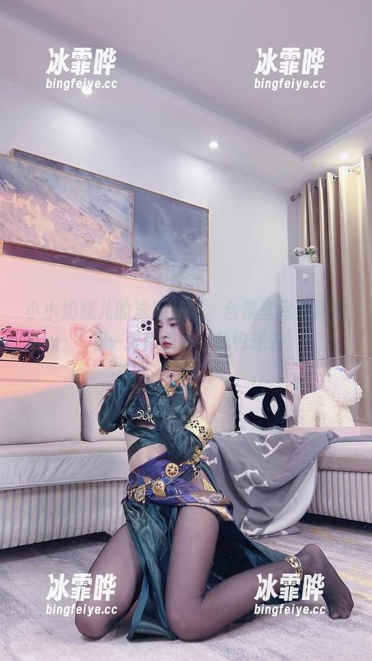小小奶瓶儿的泳池分享，合集里尽情释放，每一张都想说‘我也想去’