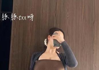 微密圈 – 白裙下的轻盈舞蹈：小芯酱分享独特的自我表达