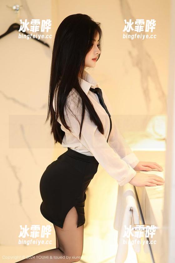 尤蜜荟-小尤奈 尤蜜荟 - 小尤奈告诉你:穿连体衣和拍写真,有时候只是冥思。