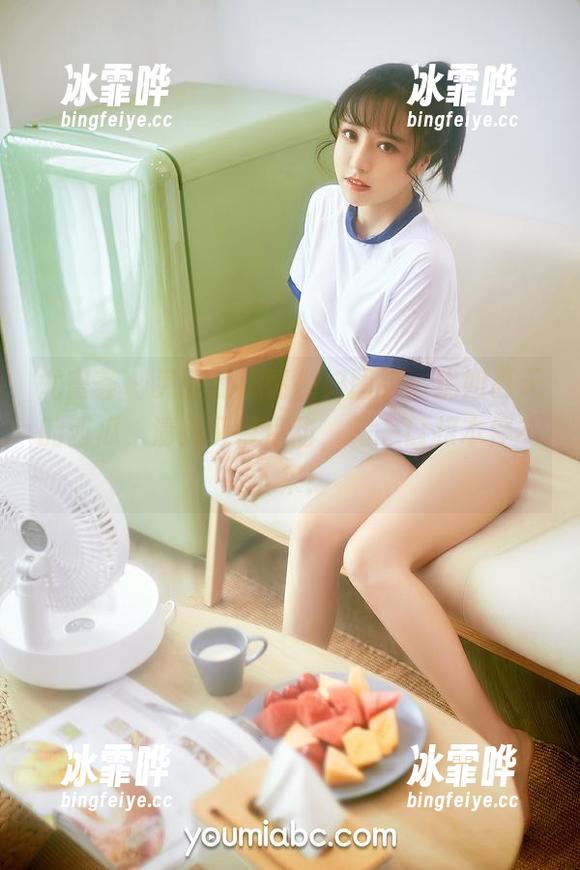 尤蜜荟 - 尹菲的燃情少妇图包，犹如夏天的西瓜，清爽又带点甜，喝一口根本停不下来！
