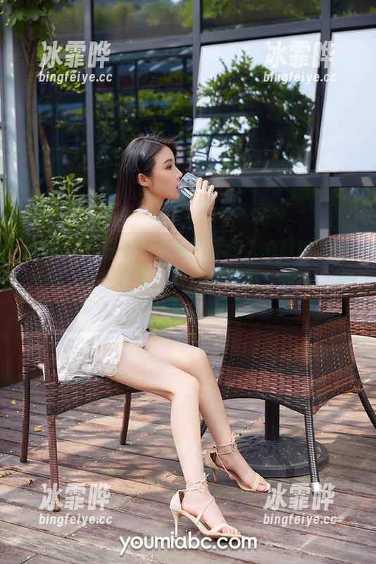 尤蜜荟-易阳 尤蜜荟 - 分享一下易阳那令人心颤的长腿套图,曾经也有一双这样的腿,哦不,是梦!