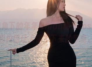 独特视角下的年年Nnian秘书cos，角度和构图让人停不下来的节奏。