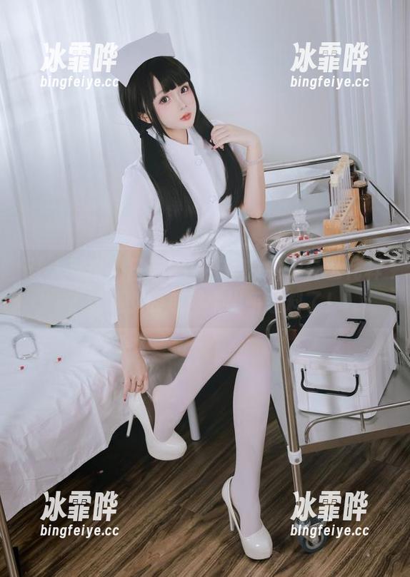 让人琢磨，日奈娇又在图片中玩什么花样？这巫女的造型太出乎意料了！