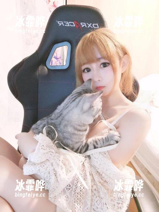今天的灵感来自：是依酱吖与那条灰丝，无圣光照耀下，怎么会有这样图片？