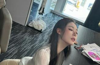 微密圈 – 是小逗逗这波美图，黑丝玉足展露无遗，啊，别让我分神