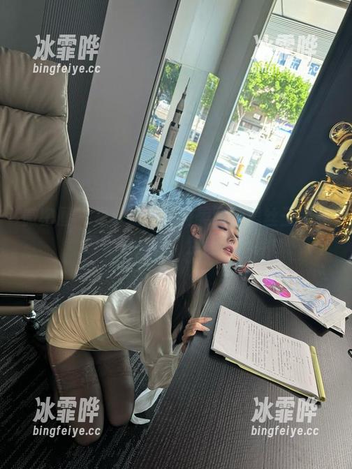 是小逗逗 微密圈 - 是小逗逗这波美图,黑丝玉足展露无遗,啊,别让我分神