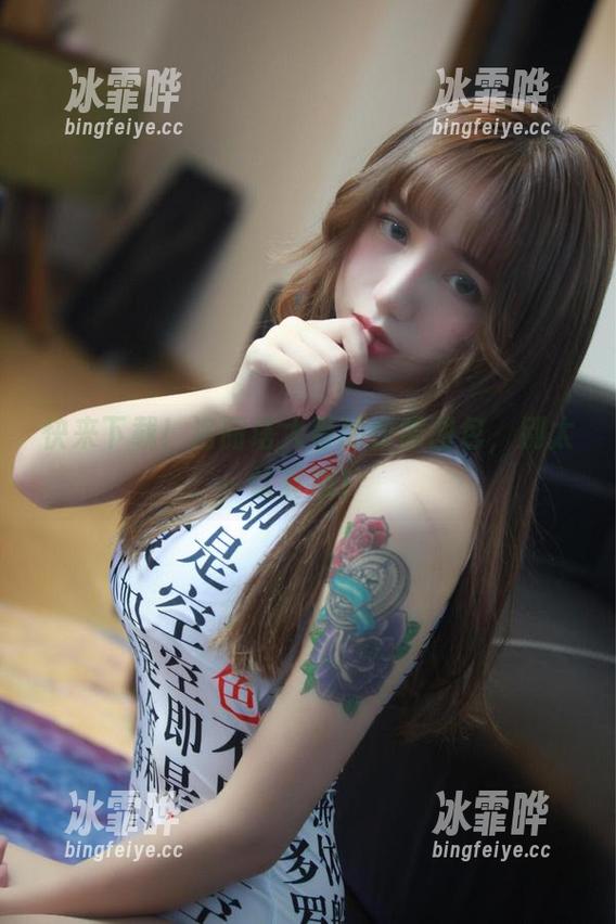 快来下载！洛丽塔大哥的校服图包，别太认真哦！