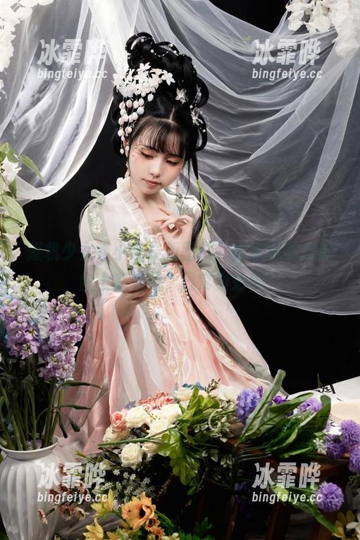 爆机少女喵小吉最新图册，穿着泳衣在阳台上感受风，日常真妙哟！