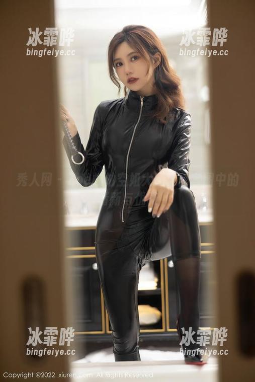 秀人网-Zoe柚柚 秀人网 - Zoe柚柚空姐大揭秘:套图中的清新与优雅