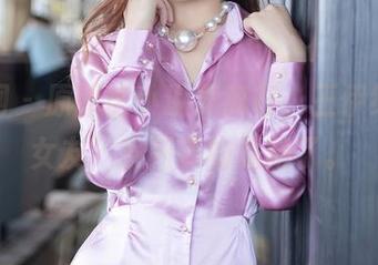 秀人网 – 原图比小说更离奇，王伊纯的“女友”系列真的是绝了。
