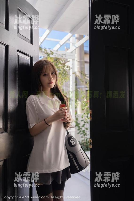 秀人网 - 草莓mm在海边的写真：精选发圈照的新高度