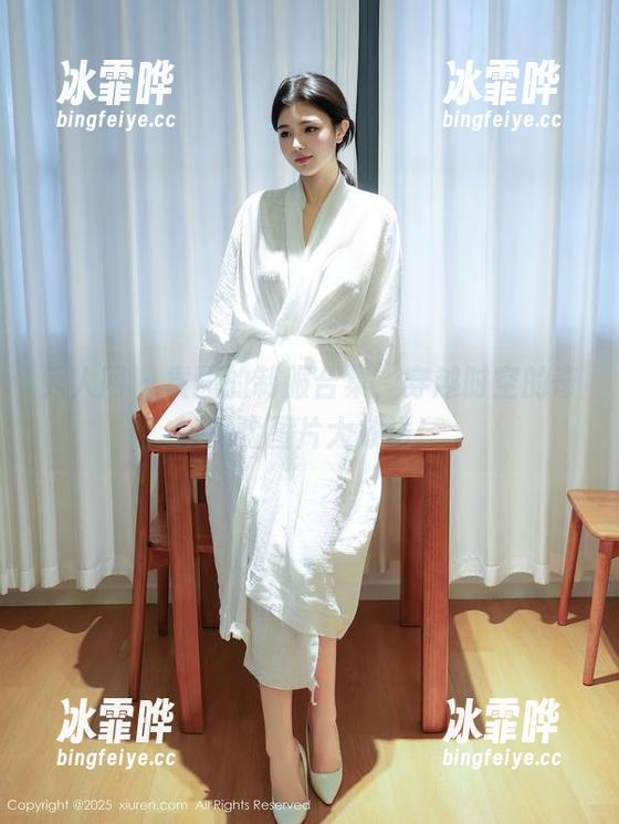 秀人网-袁圆 秀人网 - 袁圆的制服合集,穿越时空的奇妙体验图片大放送!