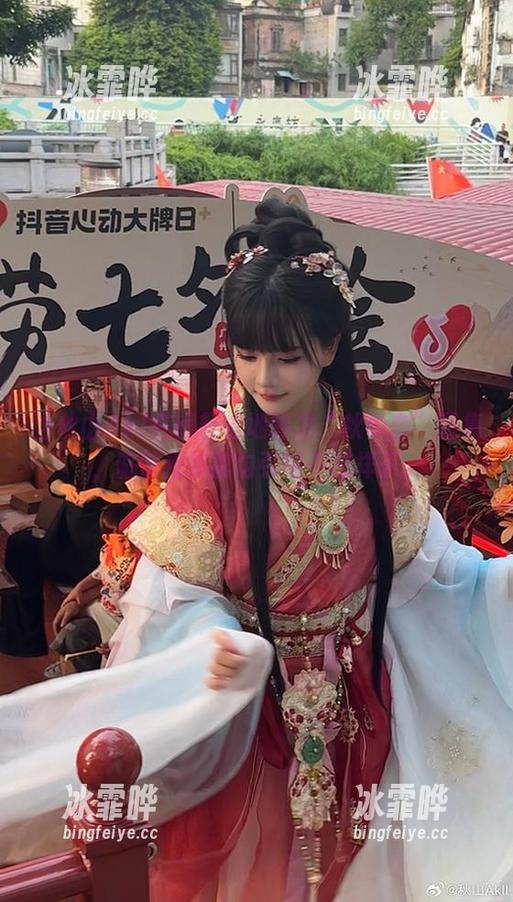 当秋山AkI在线轻松地转发“秋の恋”图集，偏偏我却被勾引得不成样子。