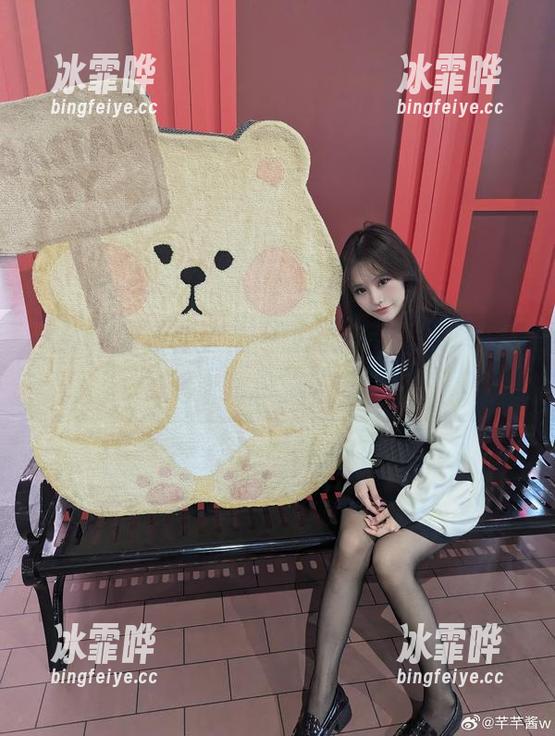当芊芊酱w的美腿变成高清写真集，快来感受小腿的‘浮力’！