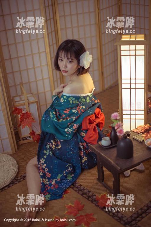 菠萝社 - 夏美酱在线：当校服遇上私房照，谁能抗拒？