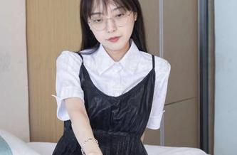 袜啵啵 – OL制服收集超乎你的想象：周周的写真合集来了