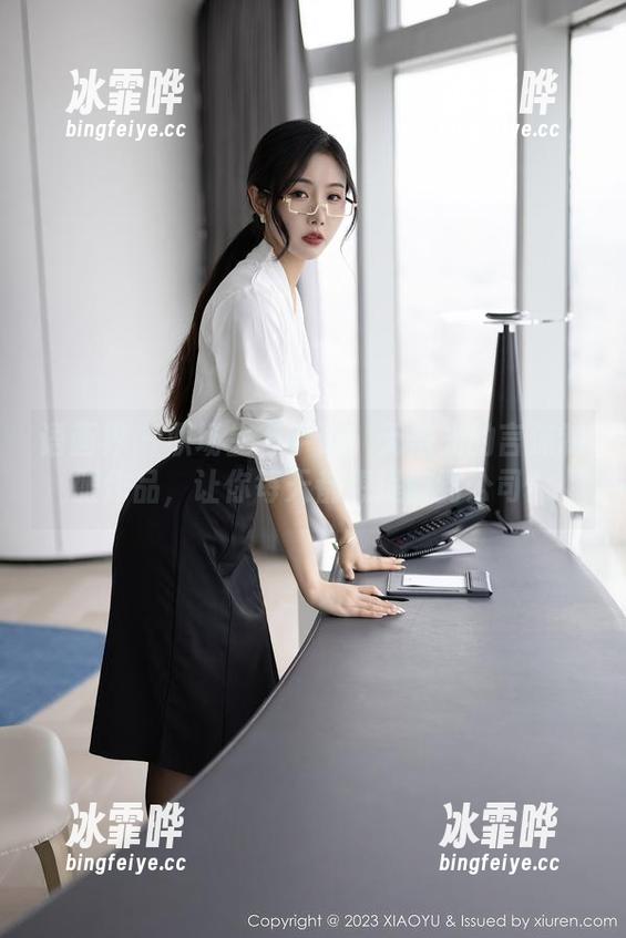 语画界-言沫 语画界 - 职场生存手册:无圣光的言沫制服作品,让你每天都想提前到公司!