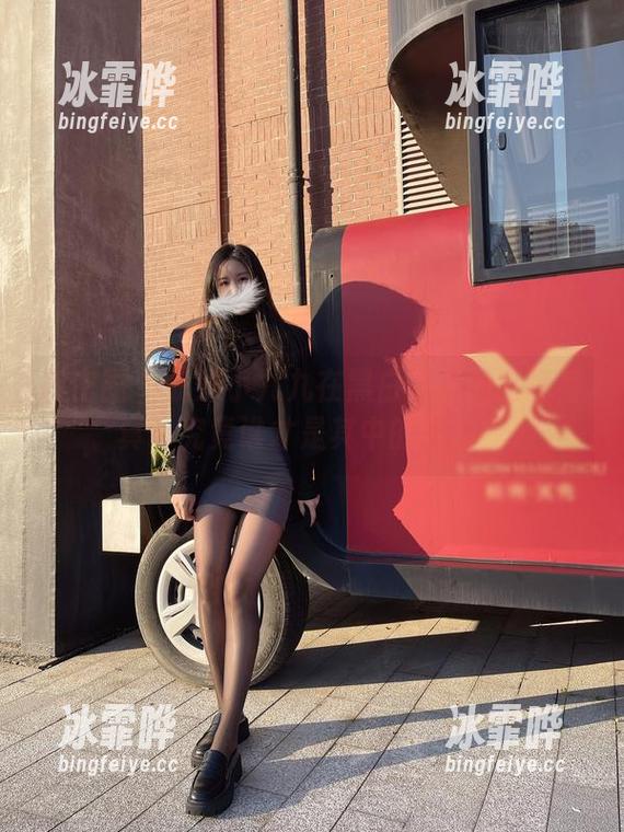 软妹小九九 微密圈 - 软妹小九九在黑白之间的全套写真,究竟谁才是其中的色彩?