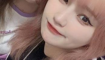 闪月半在这套白衬衫里，竟然看起来那么随意，又莫名其妙地迷人。