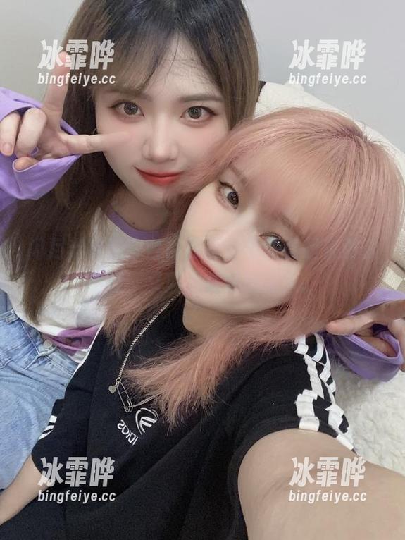 闪月半 闪月半在这套白衬衫里,竟然看起来那么随意,又莫名其妙地迷人。