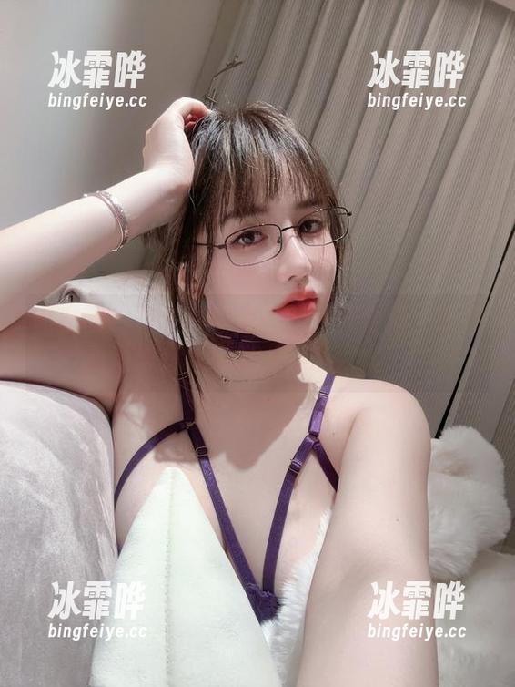 微密圈 - 阿色的红色低胸写真合集：让我重新思考什么叫“红红火火”！