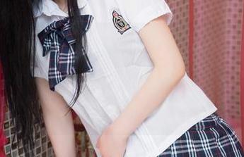 魅妍社 – 这一波FoxYini孟狐狸的睡衣写真福利，看着她在卧室里轻松自在，我也想半躺着，掉进这个状态里去。