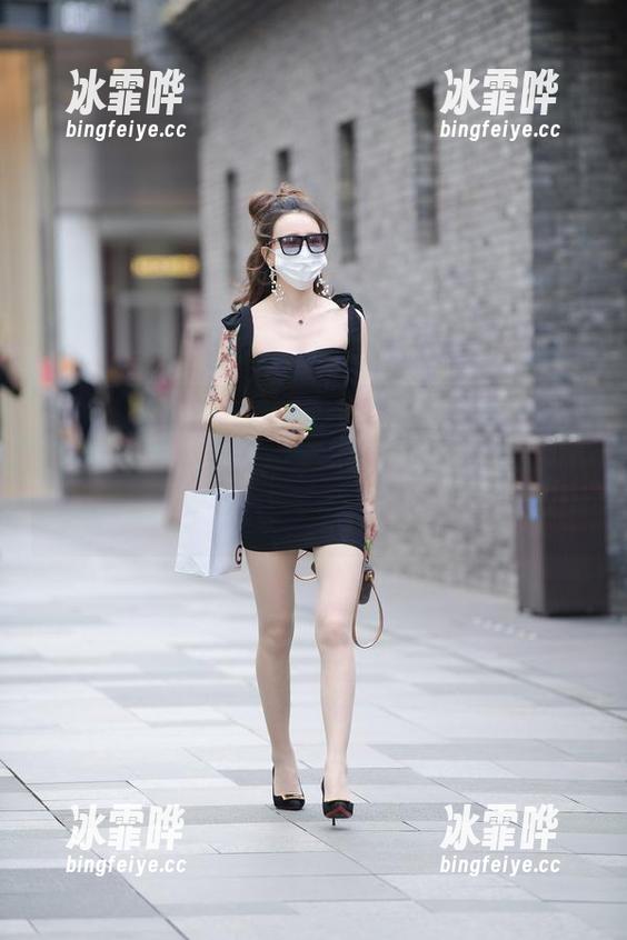 魔镜街拍-婷婷 魔镜街拍 - 经典OL定制,婷婷的包臀灰裙作品,正好让小心脏滋滋作响,哈哈,看了让人牙疼!