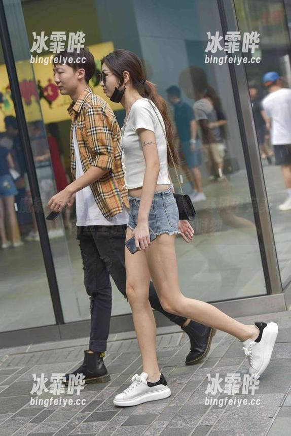 魔镜街拍 - 婷婷的全套图集：寒风中完美肉丝圣诞美女的悸动时刻